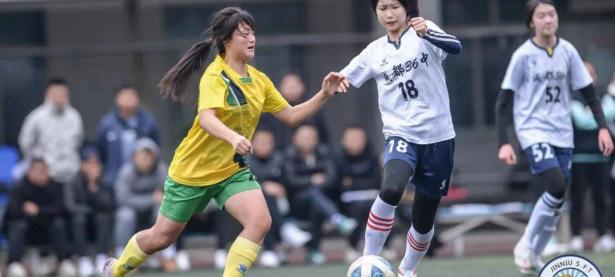 乐鱼体育课程-姑娘们在足球场上奋勇拼搏，以实力证明自己