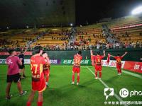 乐鱼体育直播-热门球队惊险赢得比赛，晋级下一轮