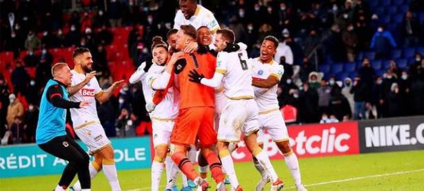 乐鱼体育官网app-巴黎圣日耳曼队与尼斯展开激烈比赛