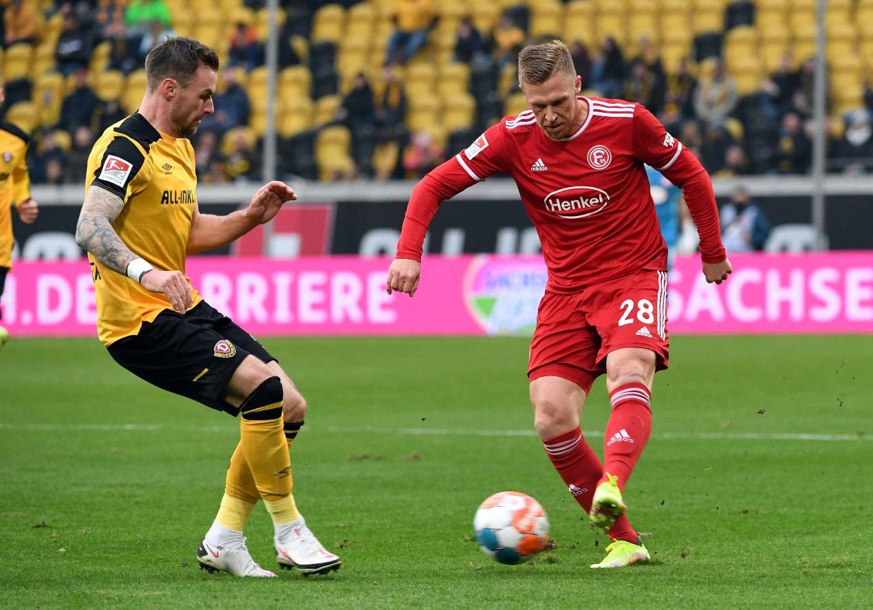 包含斯图加特：挺立不倒，誓保德甲席位的词条