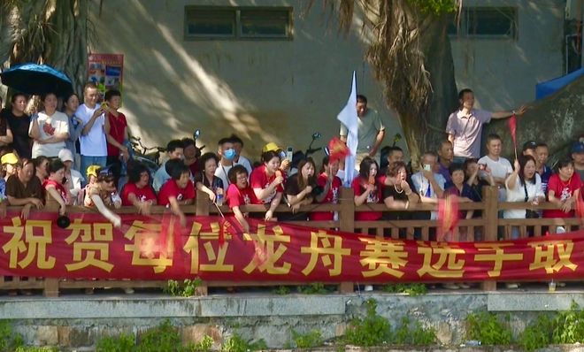 紧张气氛中,观众席鼓声雷动 紧张气氛中,观众席鼓声雷动