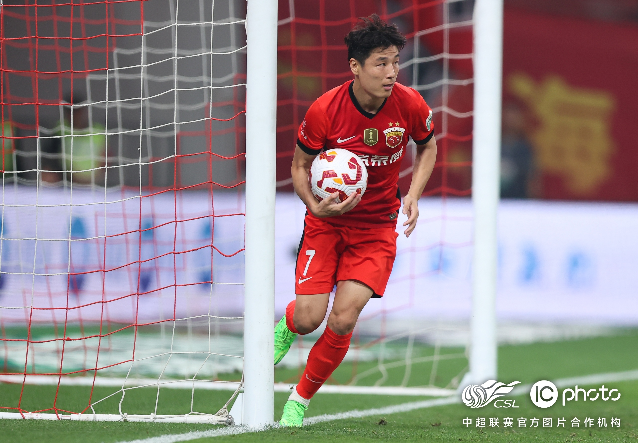 包含上港主场战平恒大，表现坚挺的词条