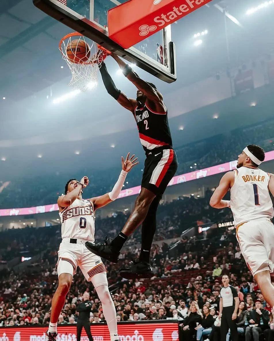 关于湖人关键时刻发挥，主场逆转开拓者的信息