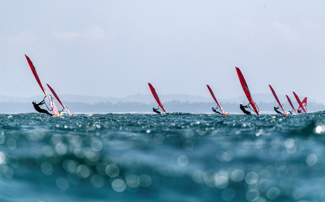 包含帆板比赛中国队全员出战，获得亮眼佳绩的词条