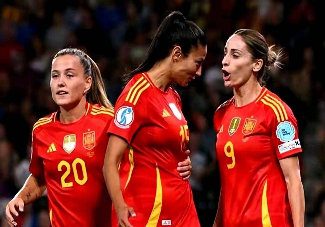 包含全球体育焦点：女足赛事展现实力的词条