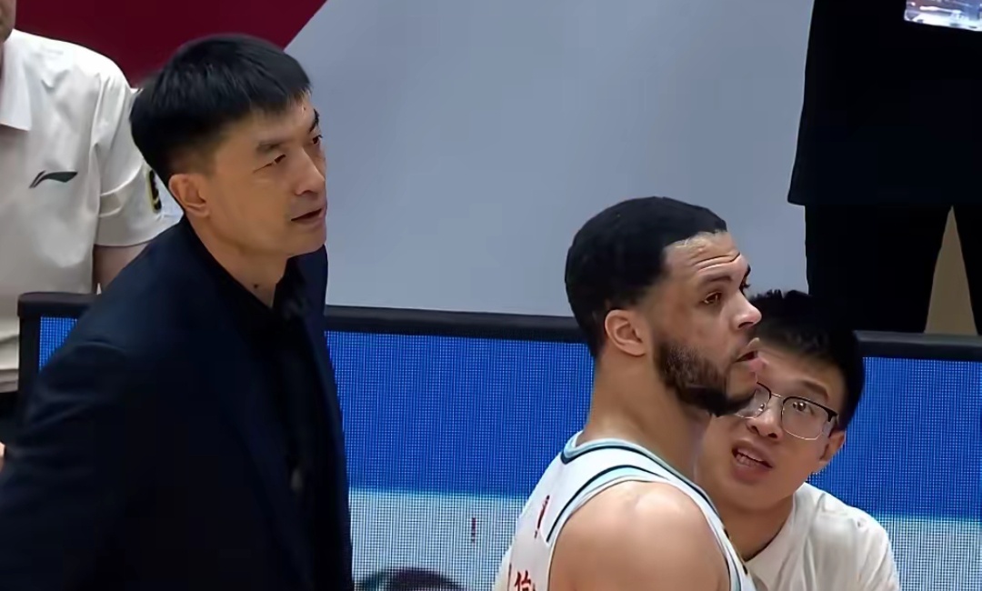 球队主教练表现争议,球迷意见分歧 球队主教练表现争议,球迷意见分歧