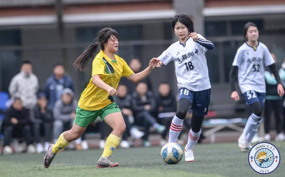 姑娘们在足球场上奋勇拼搏，以实力证明自己