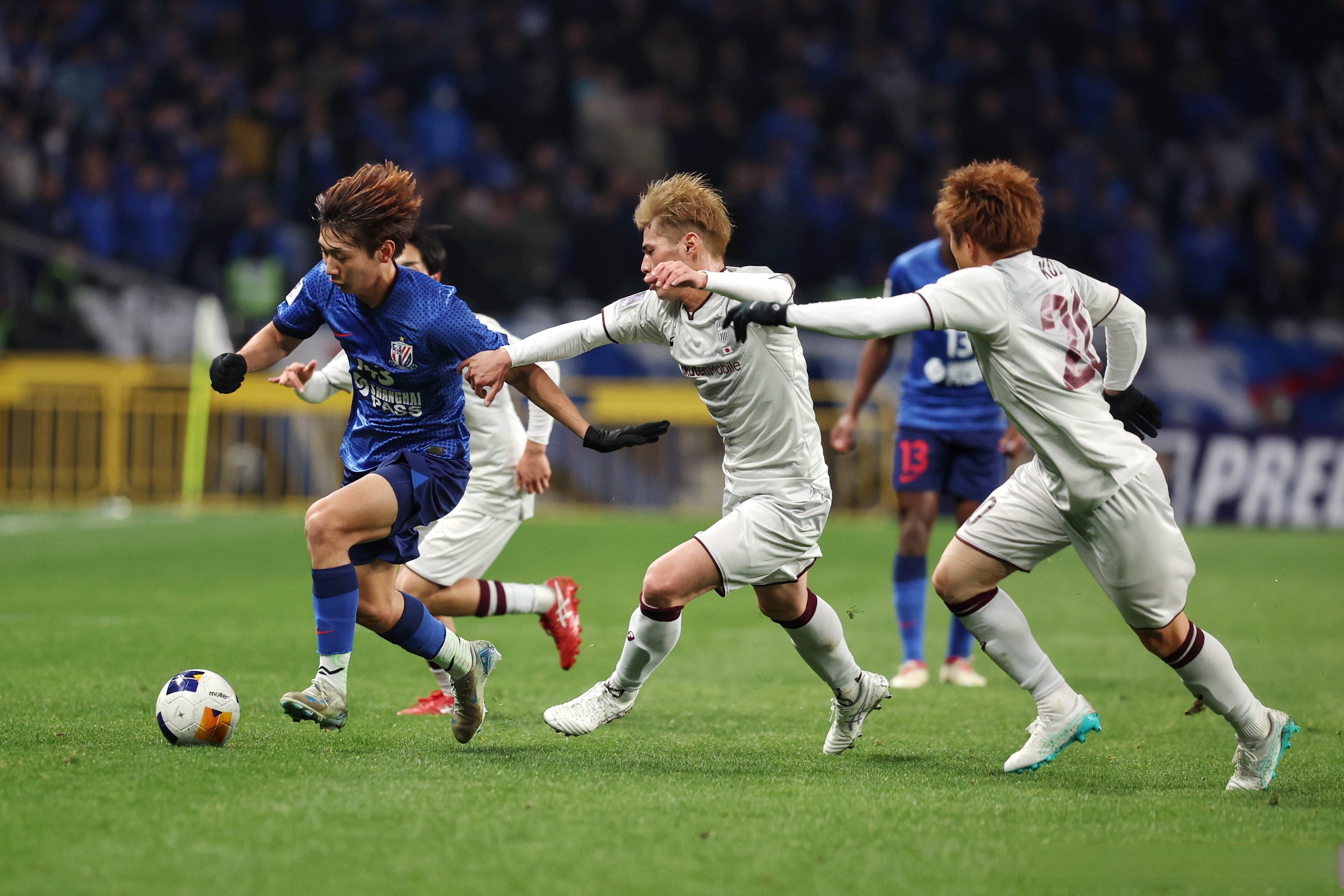 足球比赛中球队展现了对手无法战胜的力量