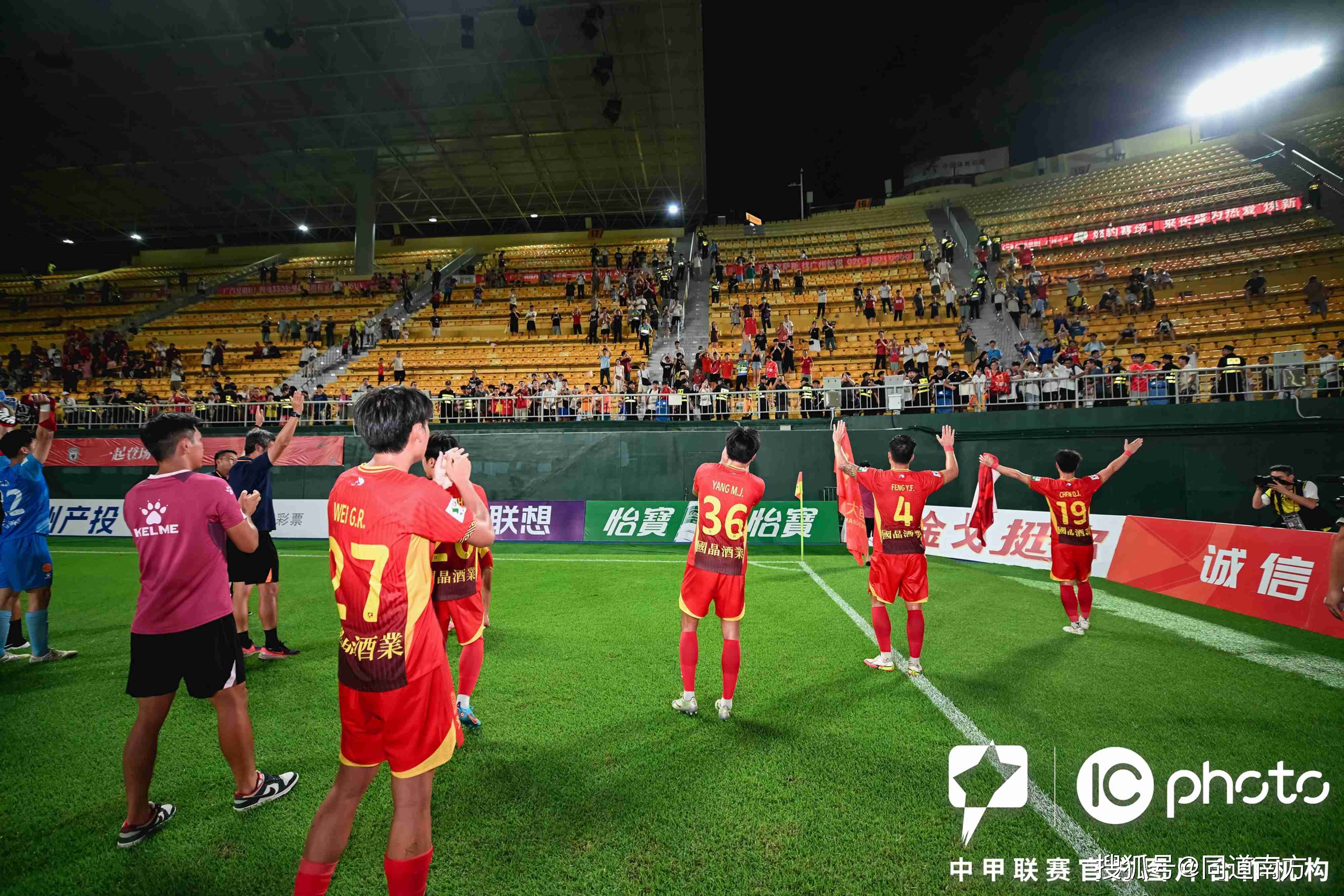 热门球队惊险赢得比赛，晋级下一轮