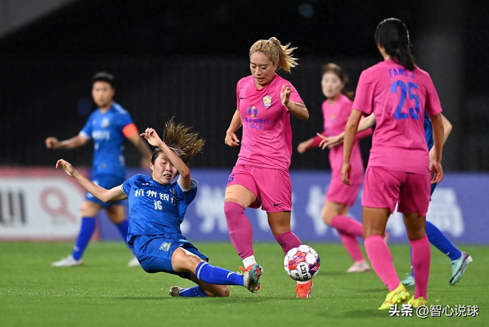 关于全球女足赛事精彩纷呈，强队争霸争点不断的信息