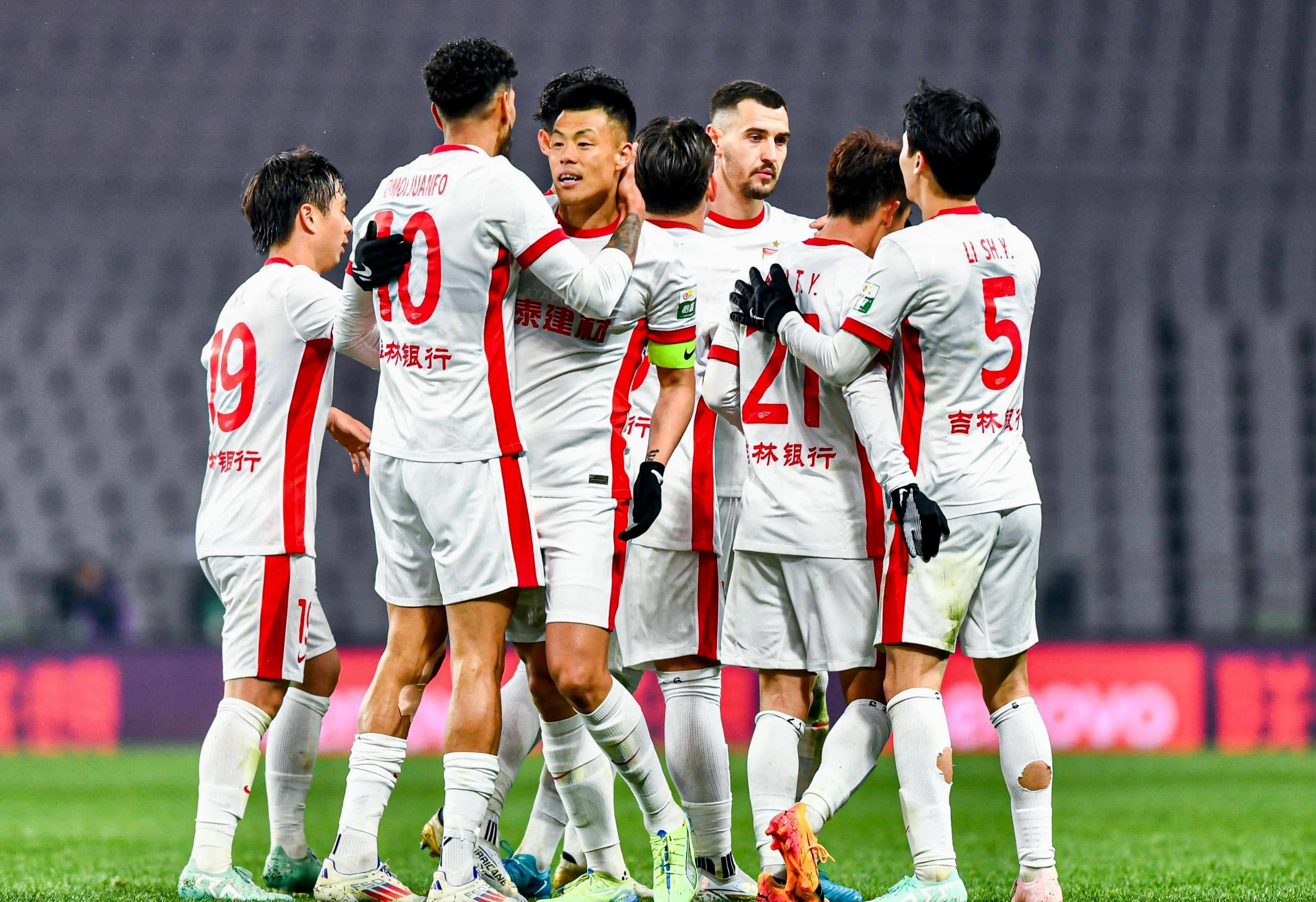 中超联赛冠军争夺激烈，各队拼搏不懈