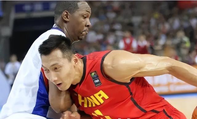 易建联与队友产生矛盾,引发球队内讧风波 易建联与队友产生矛盾,引发球队内讧风波