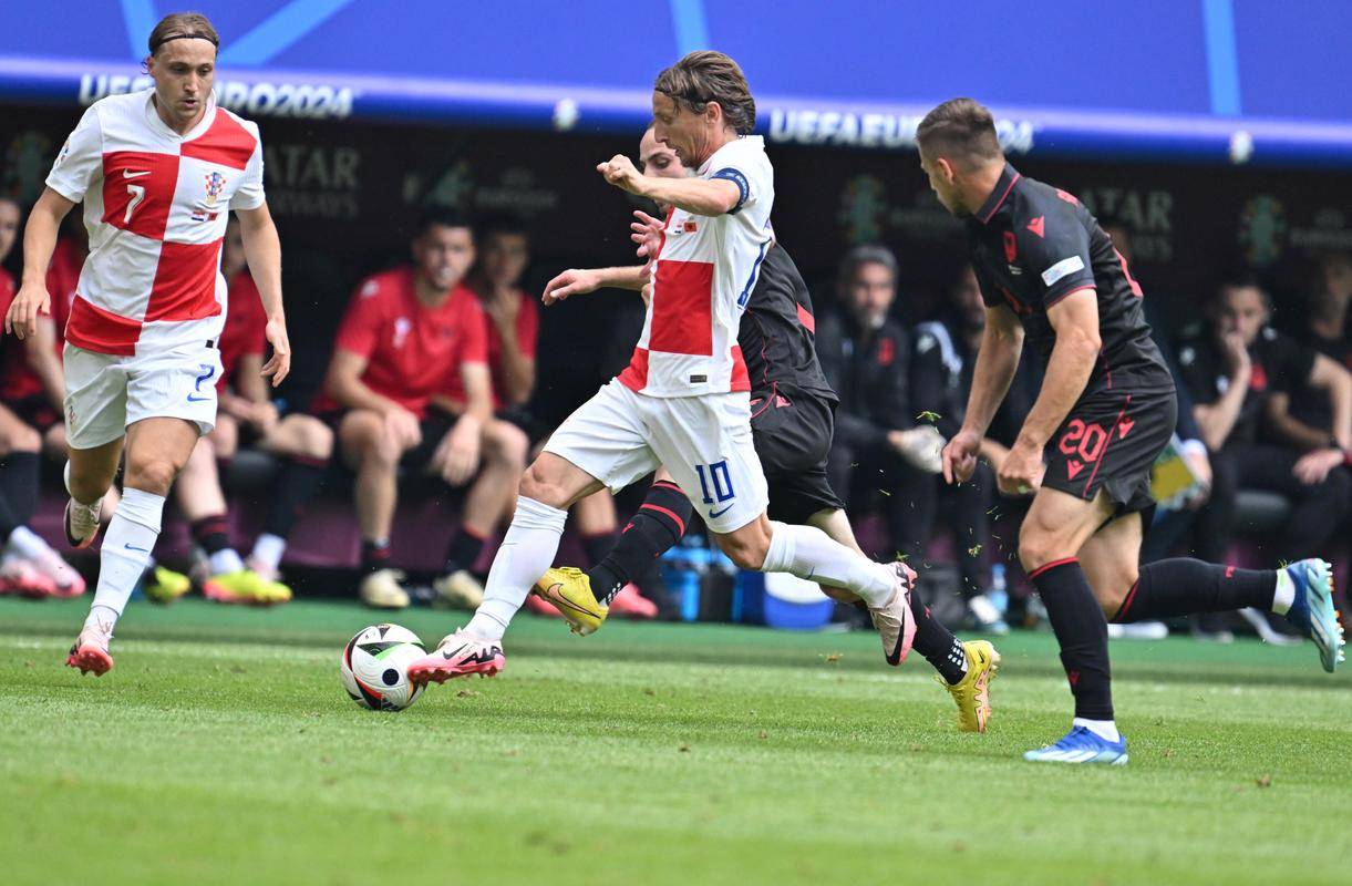 包含欧国联比赛激烈展开，各队士气高涨的词条