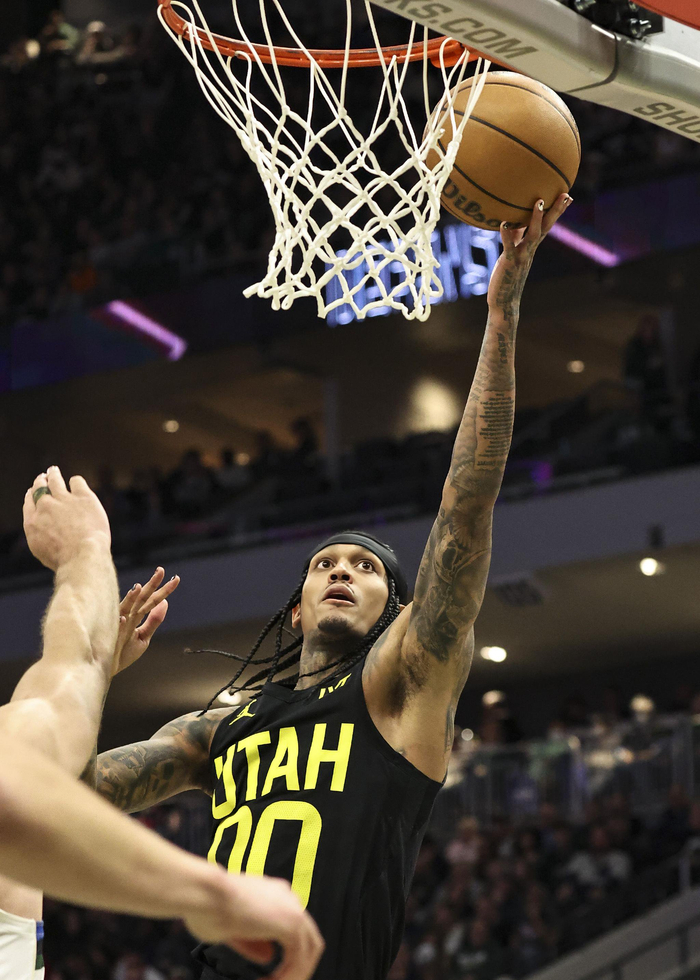 雄鹿逆转爵士，保持不败记录