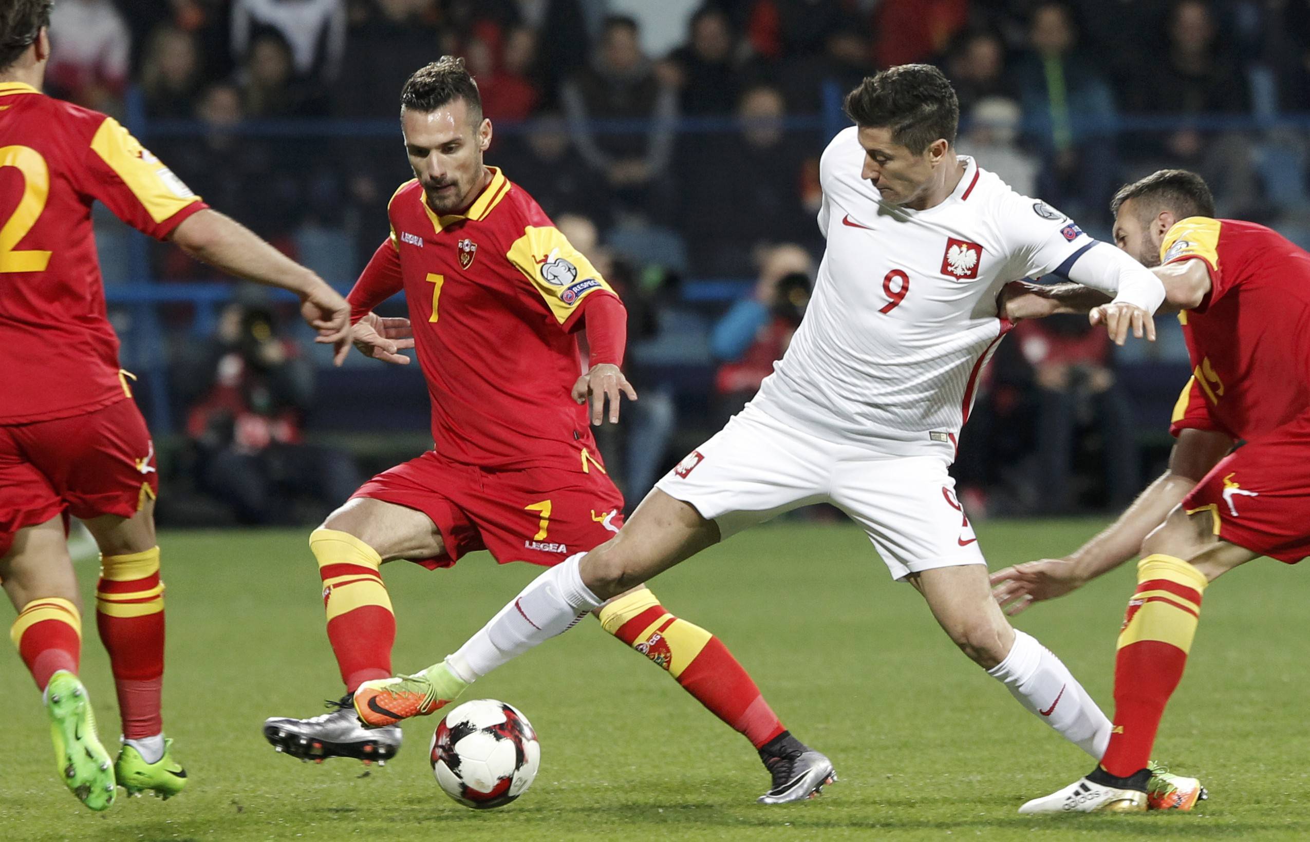 关于欧洲足球大赛继续升温，实力球队激烈竞争的信息