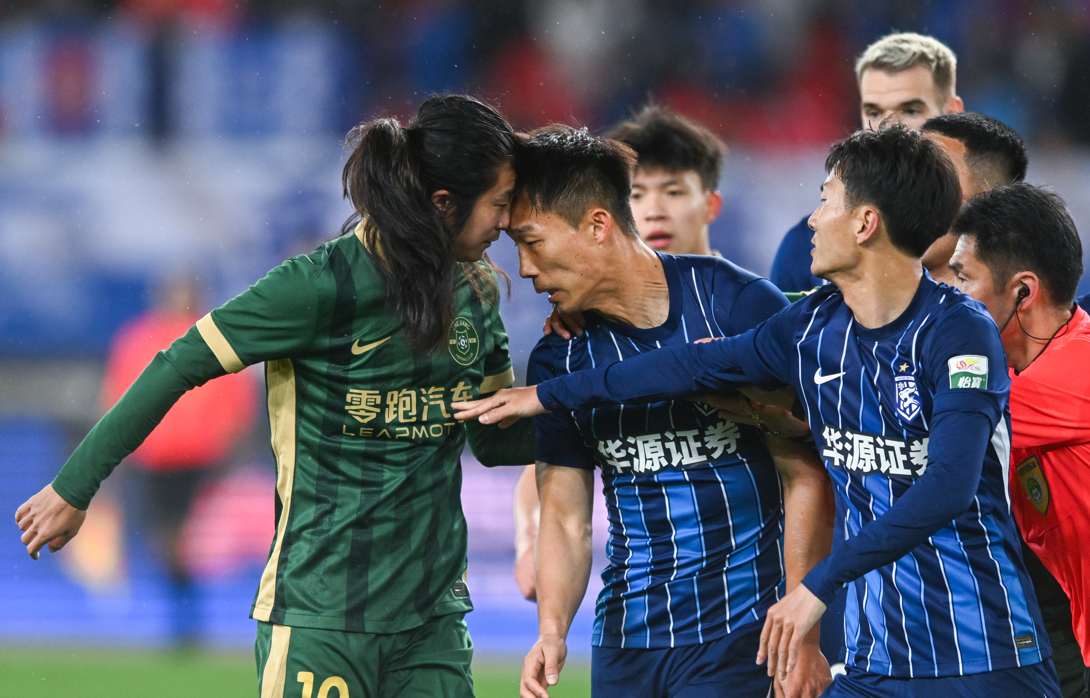 职业球员们在比赛场上表现出色